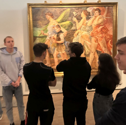 pięcioro uczestników wycieczki do Muzeum na tle obrazu J. Malczewskiego