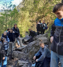 Uczniowie wśród skał i zieleni podczas wycieczki w Pieniny