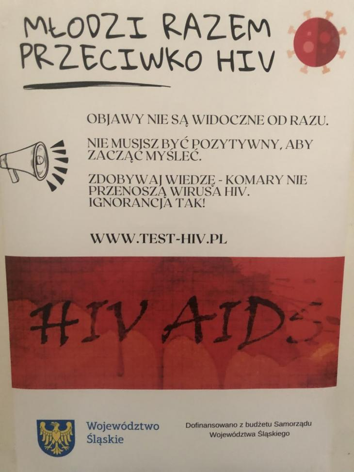 warsztaty „Młodzi razem przeciw HIV” - uczniowie siedzą w klasie tyłem, prowadząca przodem do klasy