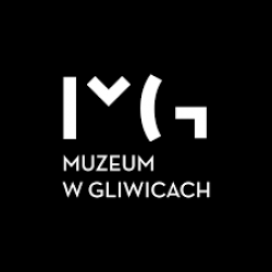 białe logo Muzeum w Gliwicach na czarnym tle