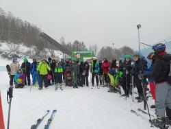 Grupa uczniów naszej szkoły wraz z opiekunami na wyjeździe narciarskim