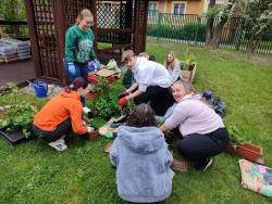 Uczniowie tworzą ogród sensoryczny w DPS Opoka