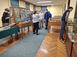 uczniowie oglądają okazy skał podczas wizyty w muzeum geologii politechniki śląskiej w Gliwicach