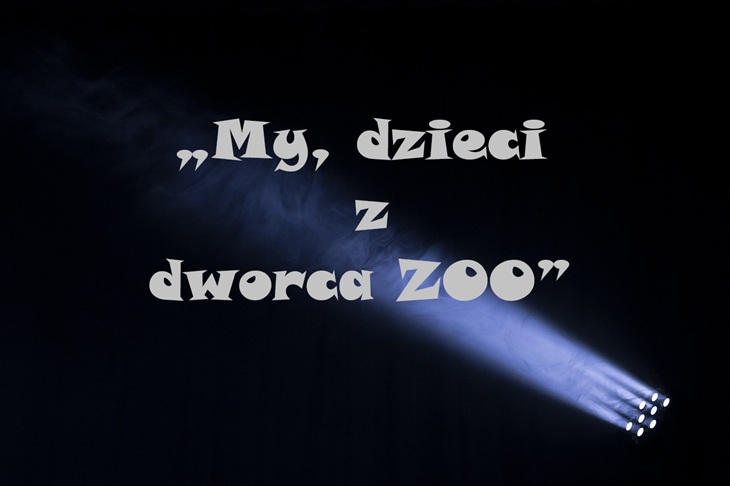 Tekst My dzieci z dworca zoo na scenie z reflektorami