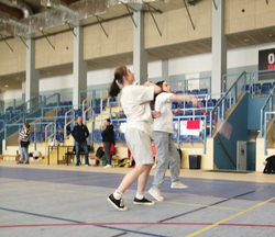 dwie uczennice podczas zawodów w badmintonie