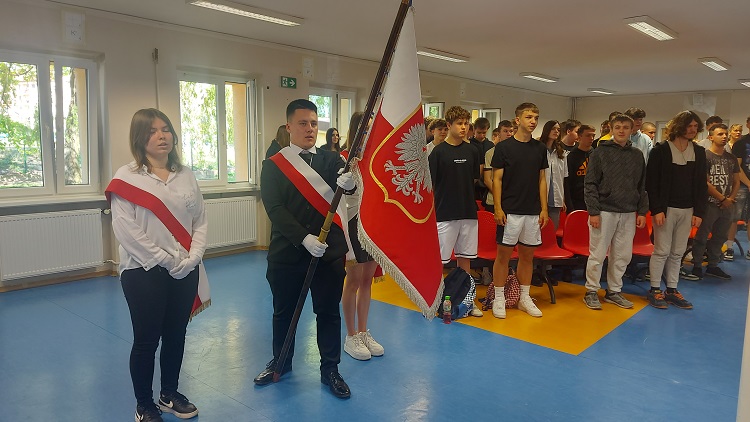 Poczet sztandarowy i uczniowie, akademia w rocznice uchwalenia konstytucji 3 maja