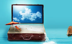 otwarta walizka, w której na wieku widać chmury, w środku jest plaża i kolorowy parasol przeciwsłoneczny