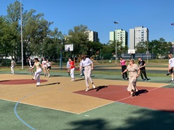 Uczniowie w dniu sportu uczestniczą w konkurencjach sportowych na boisku szkolnym