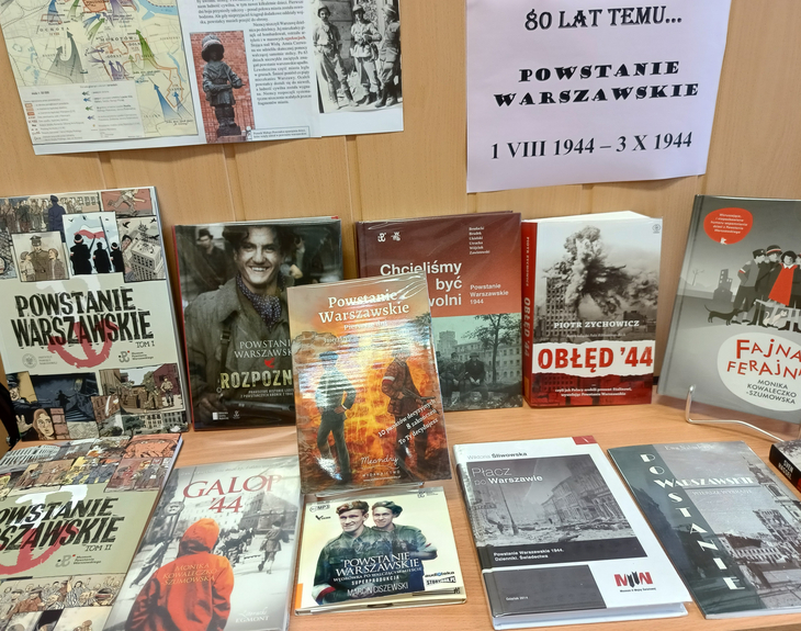 Wystawa książek związanych z tematyką powstania warszawskiego w szkolnej bibliotece