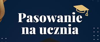 na granatowym tle napis pasowanie na ucznia