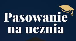 na granatowym tle napis pasowanie na ucznia