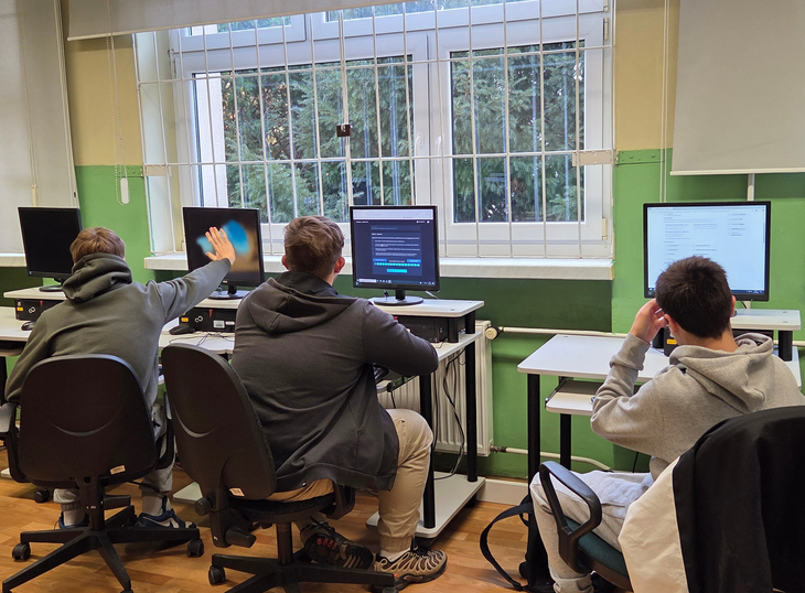 uczniowie rozwiązujący na komputerach testy olimpiady Eduelektra