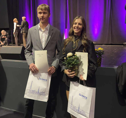 Wyróżnieni na gali Gliwicki Laur  Nauki stoją przed sceną, w ręku trzymają dyplomy i torby z nagrodami