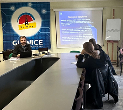 uczniowie w sali konferencyjnej podczas szkolenia SEP