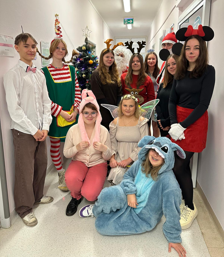 Na zdjęciu znajdują się uczniowie ZSB-C, którzy odwiedzają szpital w świątecznych przebraniach, tworząc radosną i kolorową atmosferę