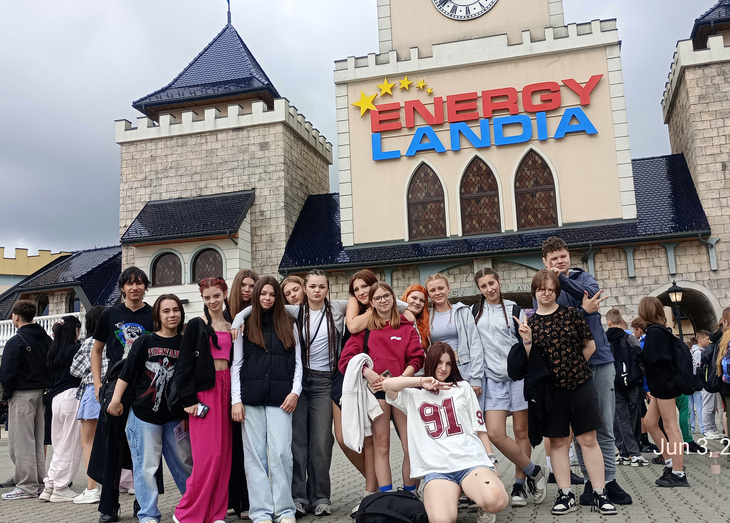 uczniowie klasy I BT przed wejściem do Energylandii