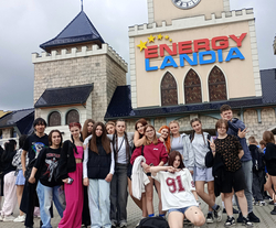 uczniowie klasy I BT przed wejściem do Energylandii