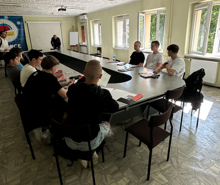 uczniowie w sali konferencyjnej podczas szkolenia teoretycznego obsługi  wózków widłowych