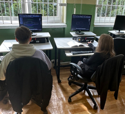 uczniowie podczas projektowania na szkoleniu AutoCad