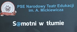 Plakat spektaklu „Samotni w tłumie” PSE Narodowego Teatru Edukacji im. A. Mickiewicza. Przedstawia cztery postacie w różnych emocjonalnych stanach, symbolizujące samotność i wyobcowanie we współczesnym świecie, m.in. w kontekście technologii. Wrocław 2025.