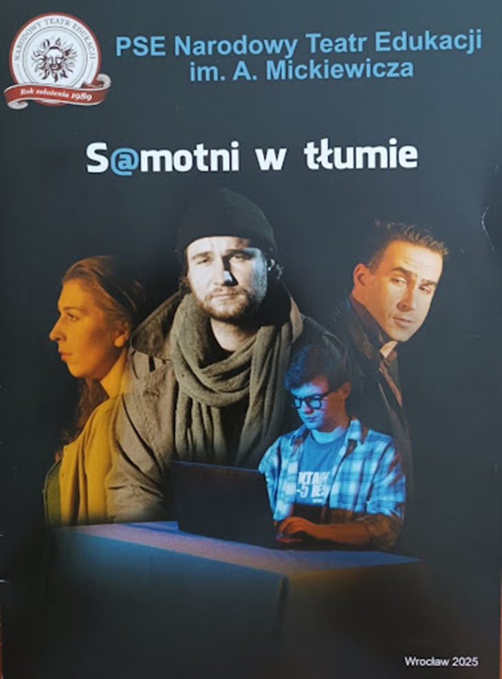 Plakat spektaklu „Samotni w tłumie” PSE Narodowego Teatru Edukacji im. A. Mickiewicza. Przedstawia cztery postacie w różnych emocjonalnych stanach, symbolizujące samotność i wyobcowanie we współczesnym świecie, m.in. w kontekście technologii. Wrocław 2025.
