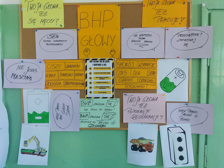 ja pierdolę  Tablica z plakatem „BHP Głowy” i kolorowymi hasłami dotyczącymi zdrowia psychicznego. Na kartkach widnieją wskazówki dotyczące odpoczynku, snu i proszenia o pomoc. U dołu umieszczono rysunki maszyn budowlanych i apteczki.