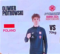 Podczas Mistrzostw Europy U17 w boksie w Budvie w Czarnogórze polski zawodnik Oliwier Piotrowski zmierzył się z reprezentantem Irlandii, Paddym Nev inem, w kategorii wagowej do 70 kg. Po zakończeniu pojedynku sędzia uniósł rękę irlandzkiego pięściarza, ogłaszając jego zwycięstwo. Na ekranie w tle widoczne są nazwiska zawodników oraz oznaczenia reprezentowanych krajów.