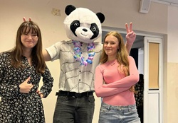 Kolorowy, wiosenny baner z napisem „Dziękujemy! Dzień Wiosny i Dzień Czekolady”. Na tle kwiatów, słońca i tęczy znajduje się uśmiechnięty miś panda trzymający tabliczkę czekolady, co nadaje całości radosny i słodki charakter