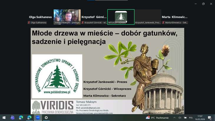 Na zdjęciu widać ekran z trwającego webinaru pt. „Młode drzewa w mieście – dobór gatunków, sadzenie i pielęgnacja”, w którym 16 marca 2026 r.