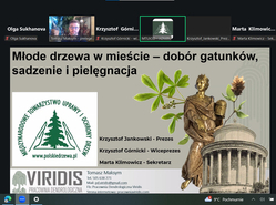Na zdjęciu widać ekran z trwającego webinaru pt. „Młode drzewa w mieście – dobór gatunków, sadzenie i pielęgnacja”, w którym 16 marca 2026 r.