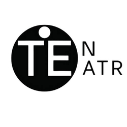Na grafice widoczne jest logo teatru „Ten Teatr”. Składa się z czarnego koła z białymi literami „TE” w środku oraz rozdzielonego napisu „NATR” obok, co razem tworzy nazwę „TEN TEATR”. Minimalistyczna forma i kontrast czerni z bielą nadają logo nowoczesny i czytelny charakter.