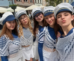 Uczennice szkolnego zespołu „Cheerleaders” podczas happeningu z okazji Światowego Dnia Dziergania i Szydełkowania w centrum Gliwic. W wyjątkowych, włóczkowych stylizacjach zaprezentowały ręcznie wykonane kreacje, tworząc radosną i pełną energii atmosferę wydarzenia.