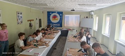 Na zdjęciu uczniowie klas czwartych uczestniczą w warsztatach projektowych prowadzonych na Politechnice Śląskiej. Pracując w zespołach, tworzą modele konstrukcji z drewnianych elementów, rozwijając kreatywność, umiejętności techniczne oraz zdolność współpracy. Zajęcia pozwoliły młodym konstruktorom wcielić się w rolę inżynierów i sprawdzić swoje pomysły w praktyce.