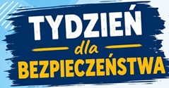 Grafika promuje akcję „Tydzień dla Bezpieczeństwa” i jest utrzymana w nowoczesnej, szkolnej stylistyce związanej z cyberbezpieczeństwem.  Po lewej stronie znajduje się duży, wyraźny napis „TYDZIEŃ dla BEZPIECZEŃSTWA” umieszczony na granatowym tle przypominającym pociągnięcie pędzla. Podkreśla on główny temat kampanii.  Po prawej stronie widoczne jest troje uśmiechniętych uczniów z plecakami i laptopem, co symbolizuje młodzież korzystającą z nowych technologii w bezpieczny i odpowiedzialny sposób. Nad nimi umieszczono hasło: „Bądź świadomy. Działaj mądrze. Bądź bezpieczny!” oraz symbole związane z bezpieczeństwem cyfrowym, takie jak tarcza z kłódką, ikona sieci Wi-Fi i glob.  W centralnej części grafiki znajdują się ikony wraz z najważniejszymi zasadami bezpiecznego korzystania z internetu:  Chroń swoje dane, Szanuj innych w sieci, Sprawdzaj informacje, Reaguj na zagrożenia, Dbaj o swój dobrostan online.