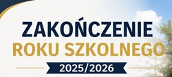 Można opisać baner bardziej minimalistycznie:  Baner informuje o uroczystym zakończeniu roku szkolnego 2025/2026. Jego projekt utrzymany jest w eleganckiej i stonowanej stylistyce, odpowiedniej dla szkoły ponadpodstawowej.  Po lewej stronie znajduje się duży nagłówek „Zakończenie Roku Szkolnego 2025/2026” oraz krótka informacja o terminie uroczystości: 26 czerwca, godzina 8:00, boisko szkolne.  Prawą część banera zajmuje fotografia budynku szkoły, która nadaje projektowi indywidualny charakter i podkreśla związek wydarzenia ze społecznością szkolną.  Całość utrzymana jest w kolorystyce granatu, bieli i złota, dzięki czemu baner prezentuje się nowocześnie, estetycznie i oficjalnie. Projekt jest przejrzysty, czytelny i skupia uwagę na najważniejszych informacjach dotyczących uroczystości.