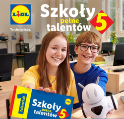 Na zdjęciu znajduje się reklama akcji Lidla „Szkoły pełne talentów 5”. Widać dwoje uśmiechniętych uczniów w szkolnej sali, trzymających kartę „Talenciak” oraz edukacyjnego robota. Reklama zachęca do przekazywania Talenciaków na zakup sprzętu dla dzieci.