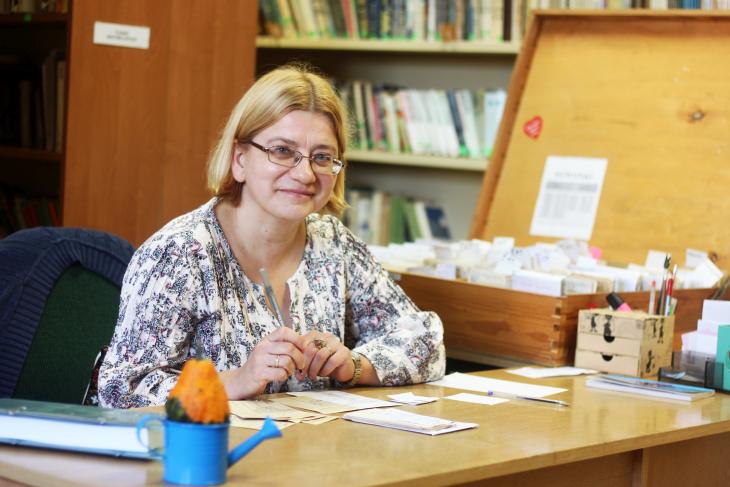 Zdjęcie przedstawia panią Kalinę Wilczyńską-Dymek - szkolną bibliotekarkę zpięknym uśmiechem